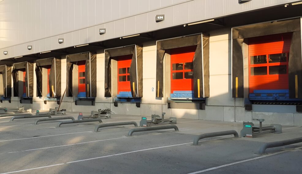 Sistema de retención de camiones EASYBLOCK instalado en muelle de carga